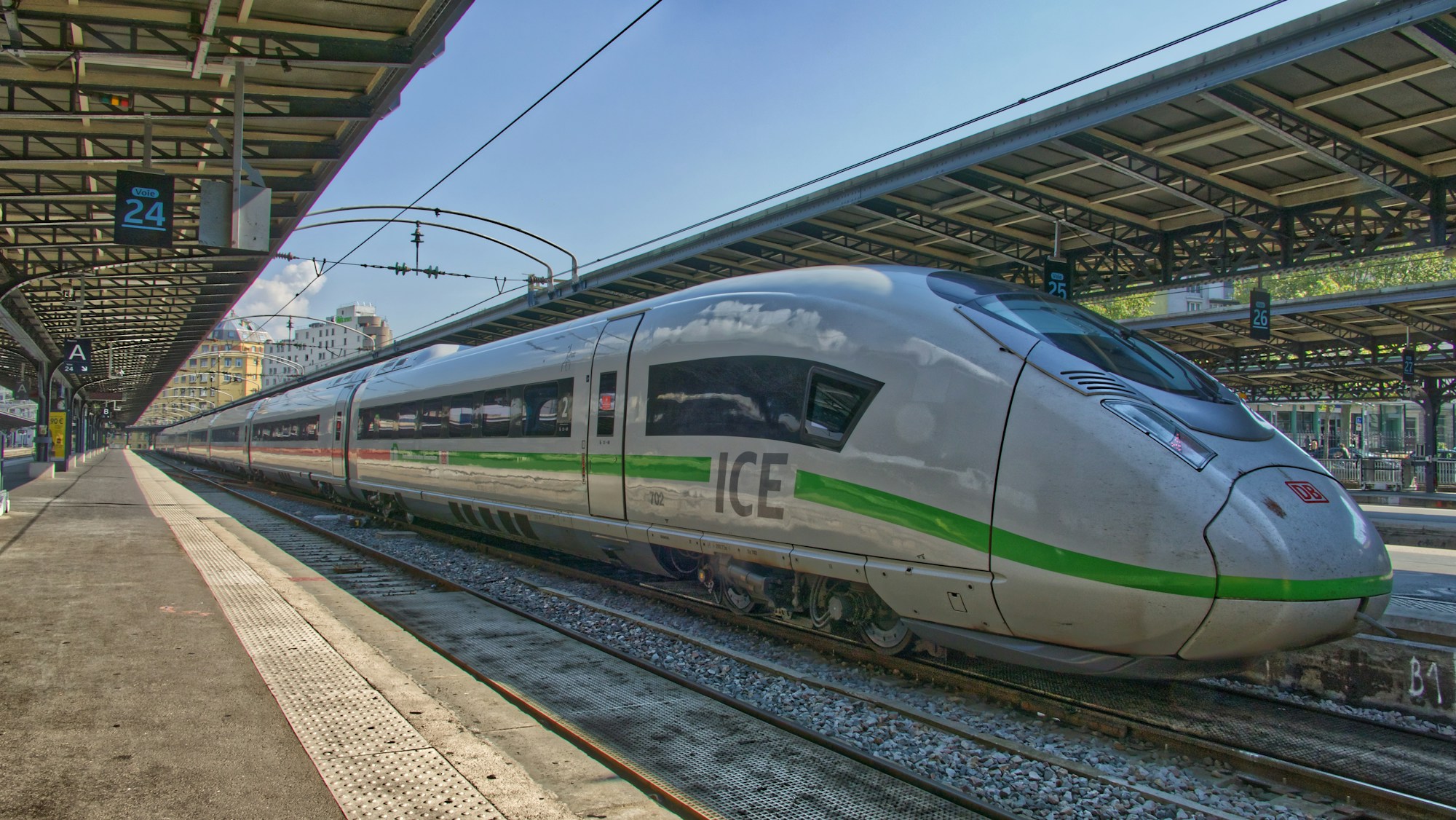 TGV en gare en France, alternative à la voiture pour les départs estivaux