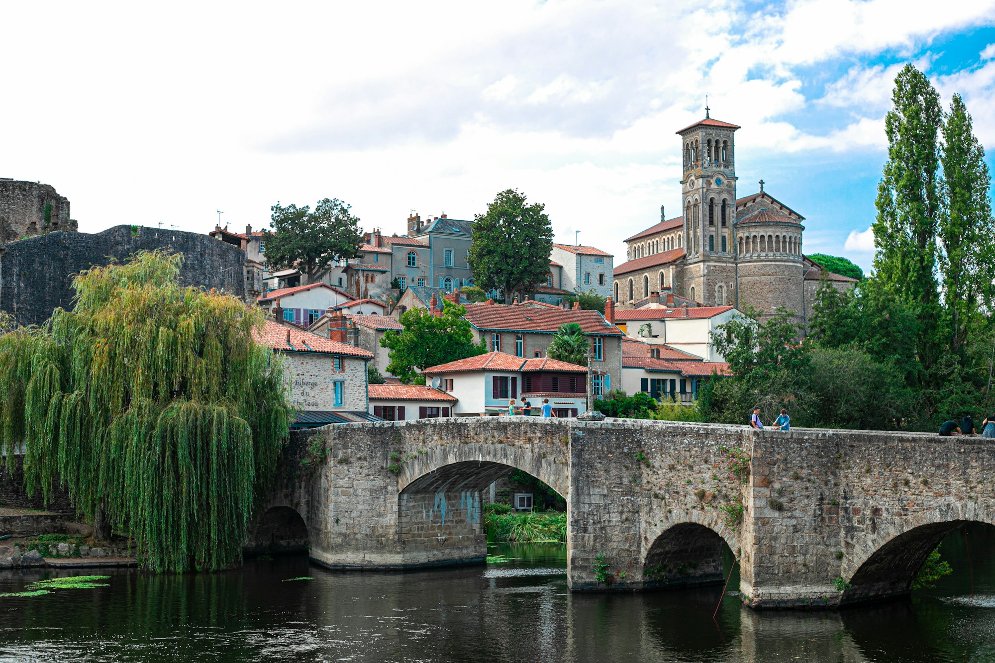 Vue sur la rivière Sèvre Nantaise et le pont médiéval de Clisson, village de Loire-Atlantique