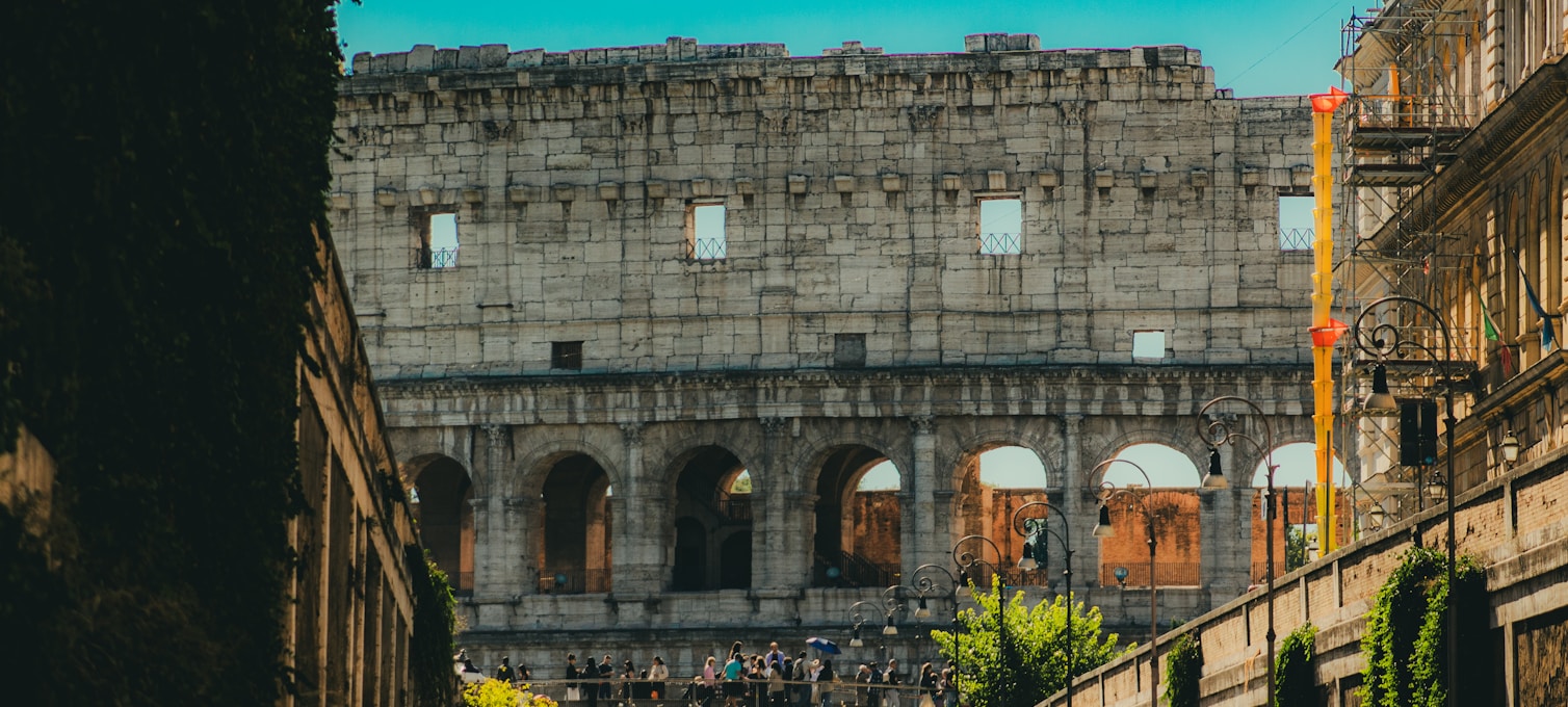 Façade extérieure du Colisée de Rome tôt le matin avec peu de touristes
