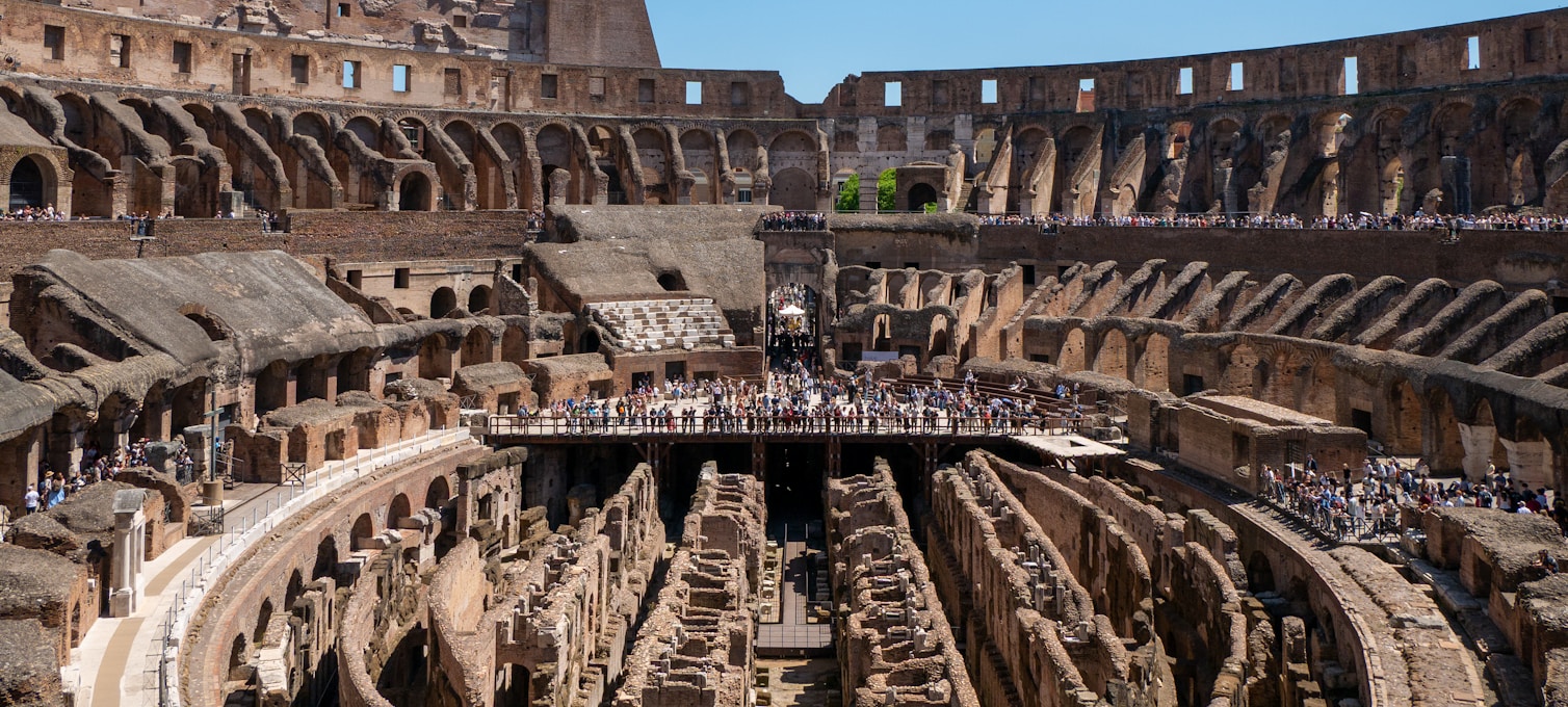 Vue intérieure du Colisée de Rome depuis les gradins, arches romaines et hypogée visible