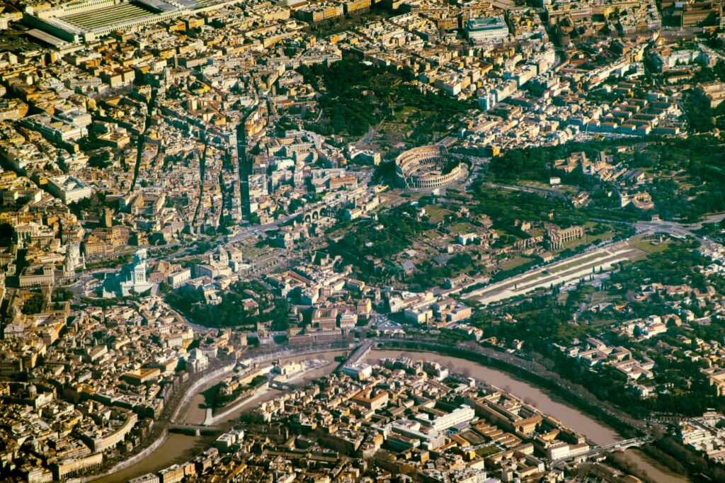 Vue aerienne du Colisee de Rome par beau temps avec le Forum Romain et le Cirque Maxime