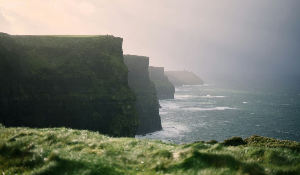 Côte sauvage de la péninsule de Beara en Irlande avec ses falaises vertes et l'Atlantique