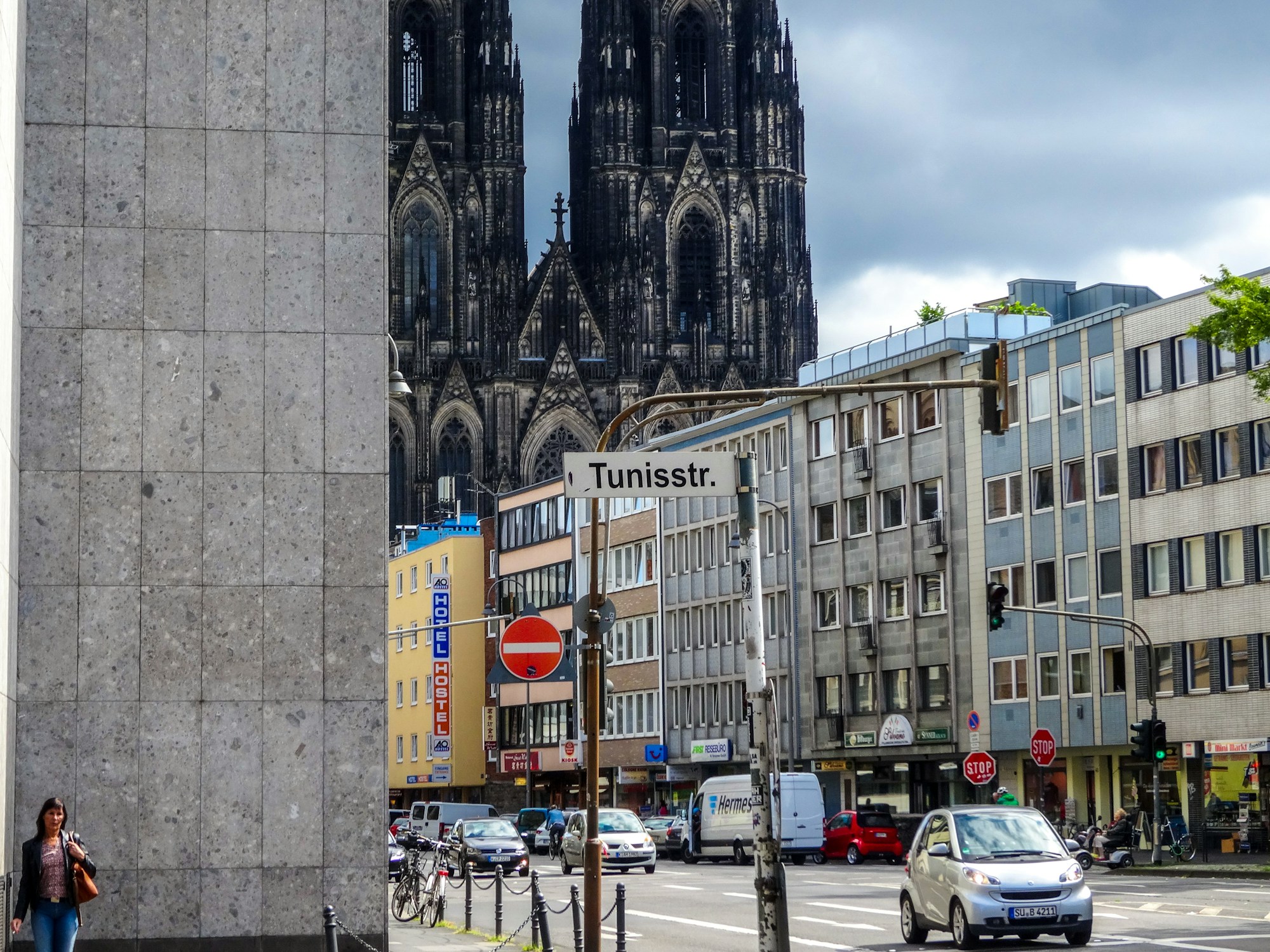 Vue de la rue principale de Cologne avec la cathédrale en arrière-plan
