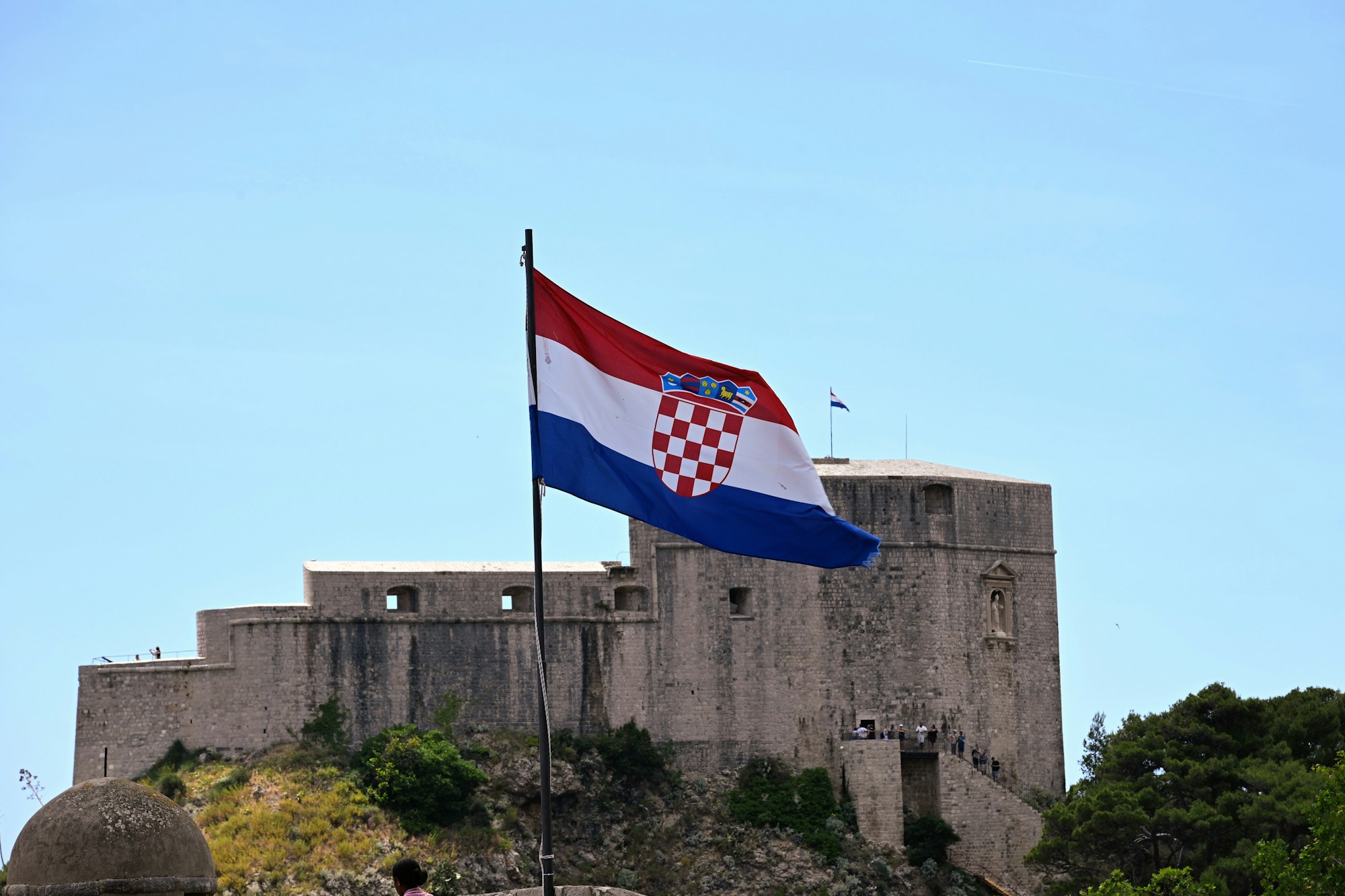 Die mittelalterlichen Stadtmauern von Dubrovnik über der Adria