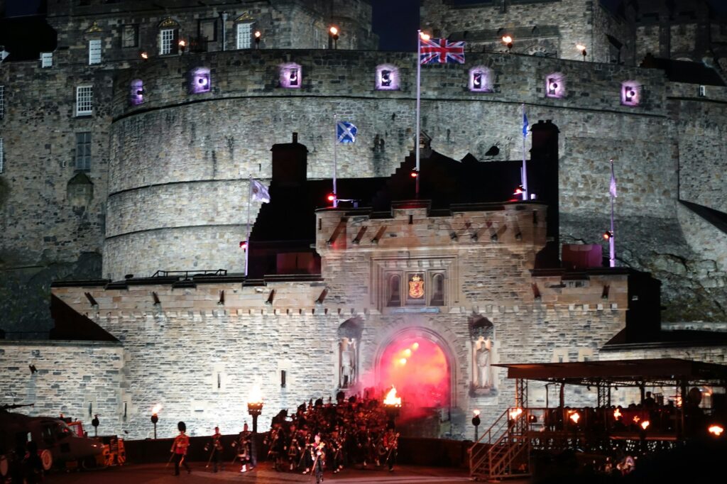 Feux d'artifice du Hogmanay au-dessus du chateau d'Edimbourg lors du Nouvel An ecossais