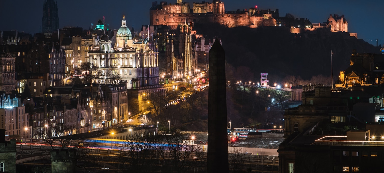 Fuochi d'artificio del Hogmanay che illuminano il Castello di Edimburgo durante il Capodanno scozzese