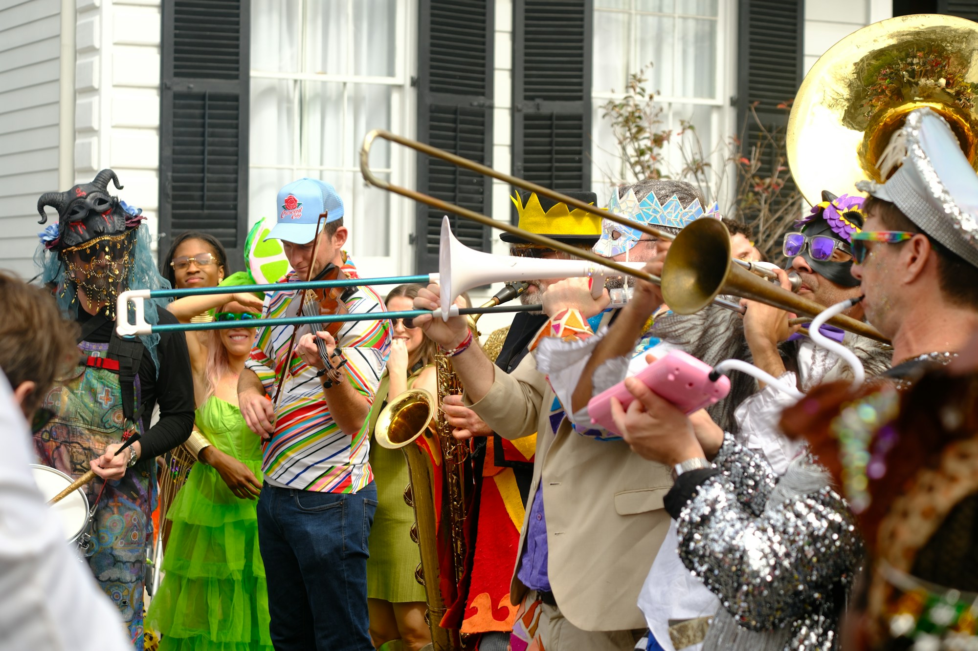 Folla in festa nelle strade di New Orleans durante un grande raduno musicale