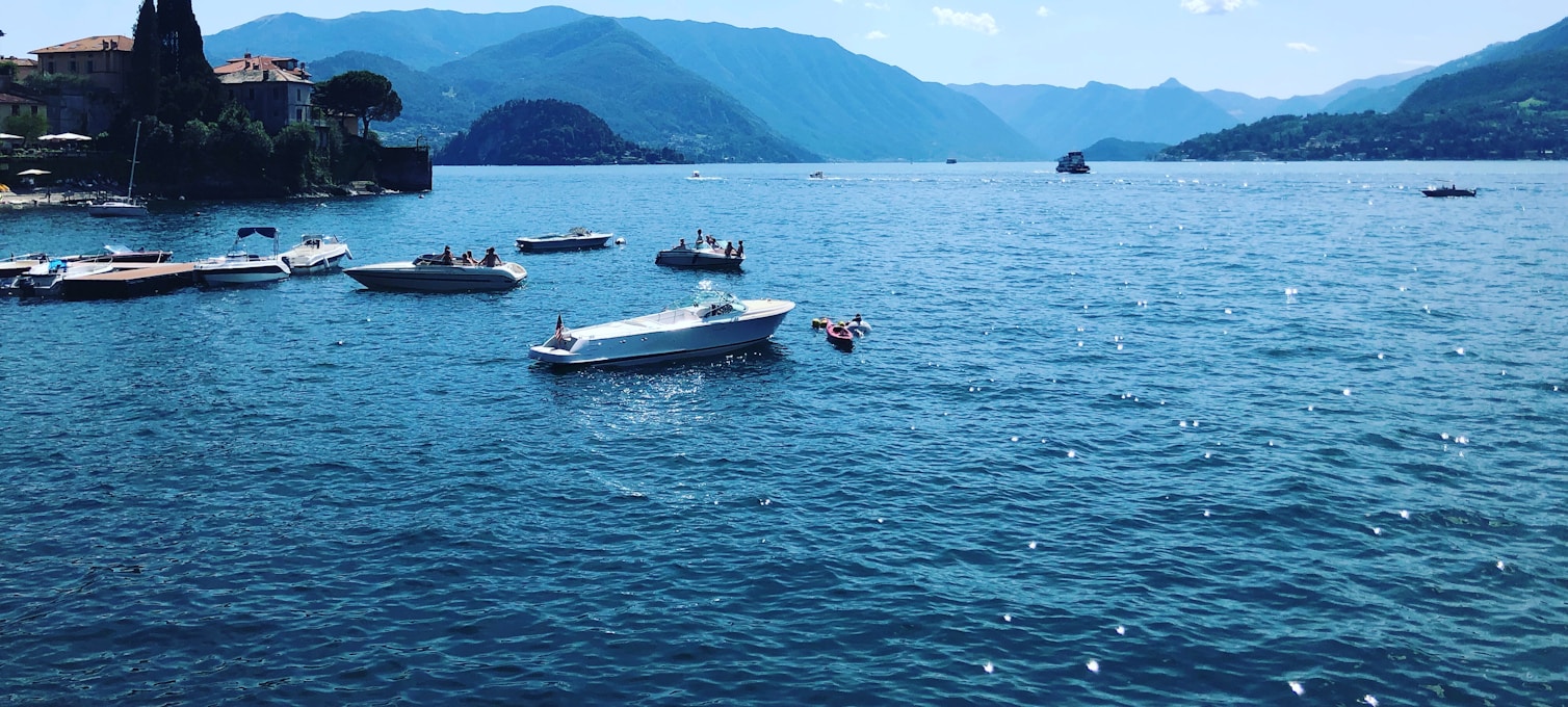 Vue panoramique sur le lac de Côme avec bateaux et villas en bord de lac, Bellagio en arrière-plan