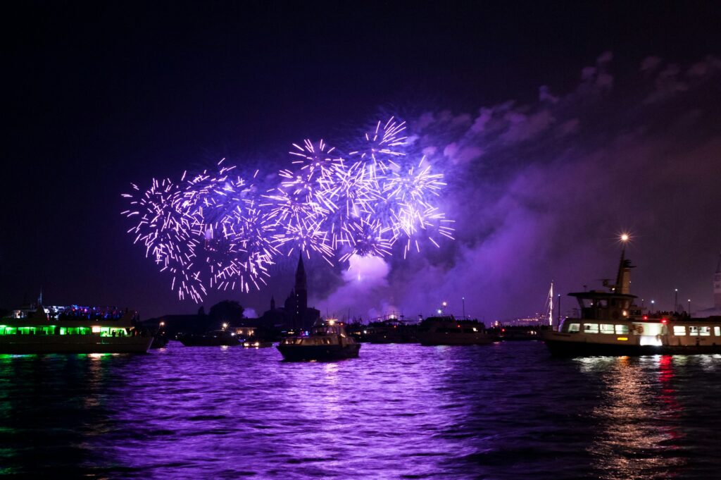 Feux d'artifice de la Festa del Redentore au-dessus de la lagune de Venise lors de la nuit du samedi