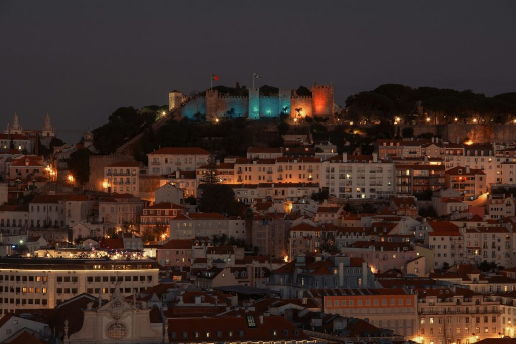 Quartier d'Alfama à Lisbonne illuminé pendant les Festas de Lisboa en juin