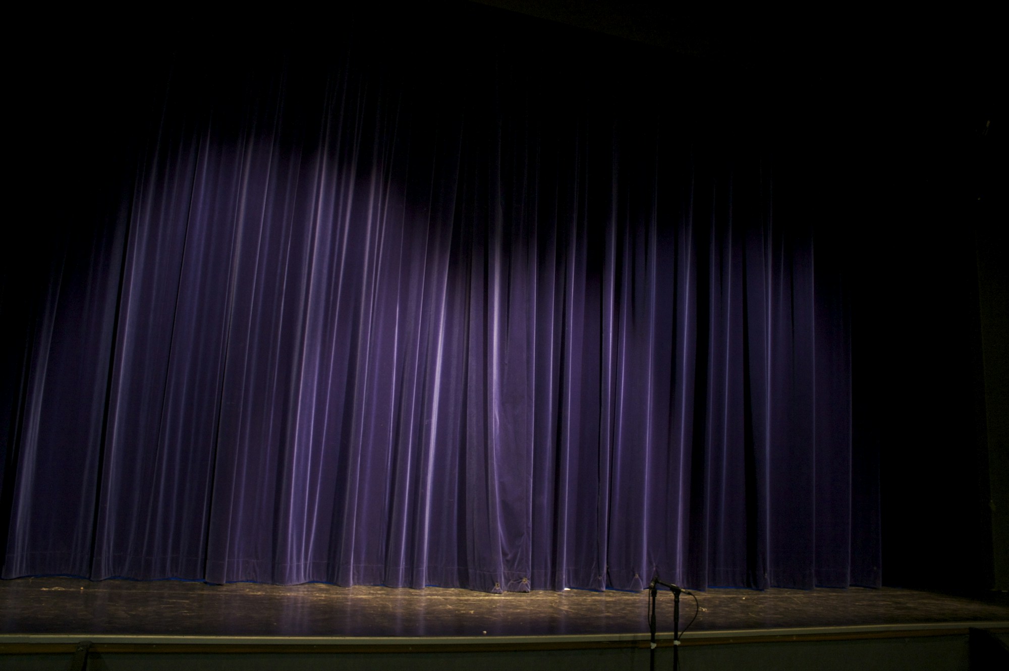Scène de théâtre intime éclairée lors d'un opéra de chambre contemporain