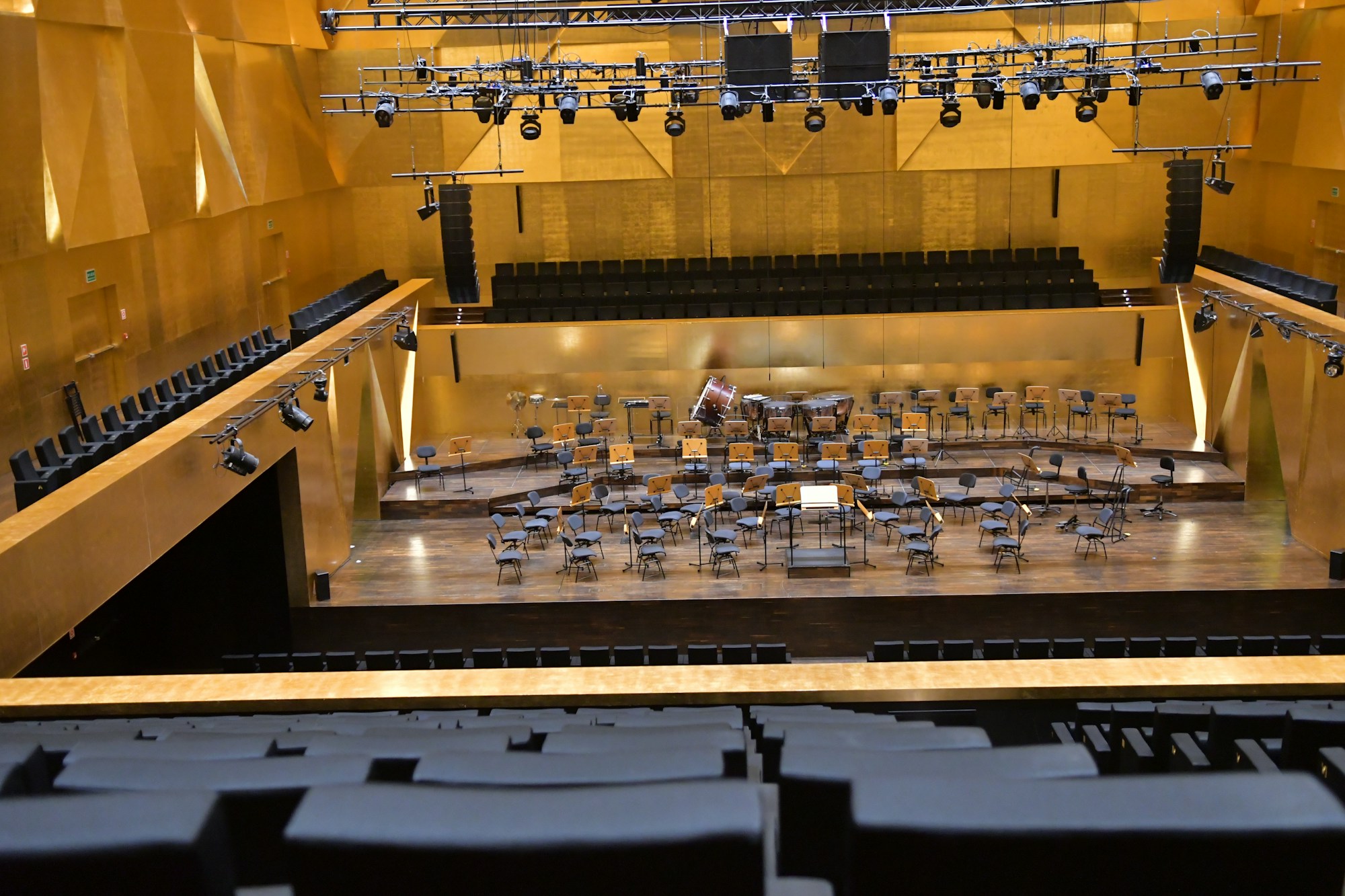 Hall d'entrée d'un grand théâtre lyrique avec public élégant avant la représentation