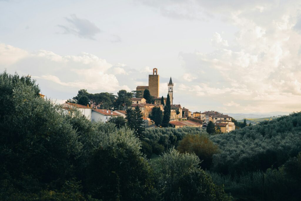 Vue sur la cité médiévale de Spolète et ses collines de l'Ombrie