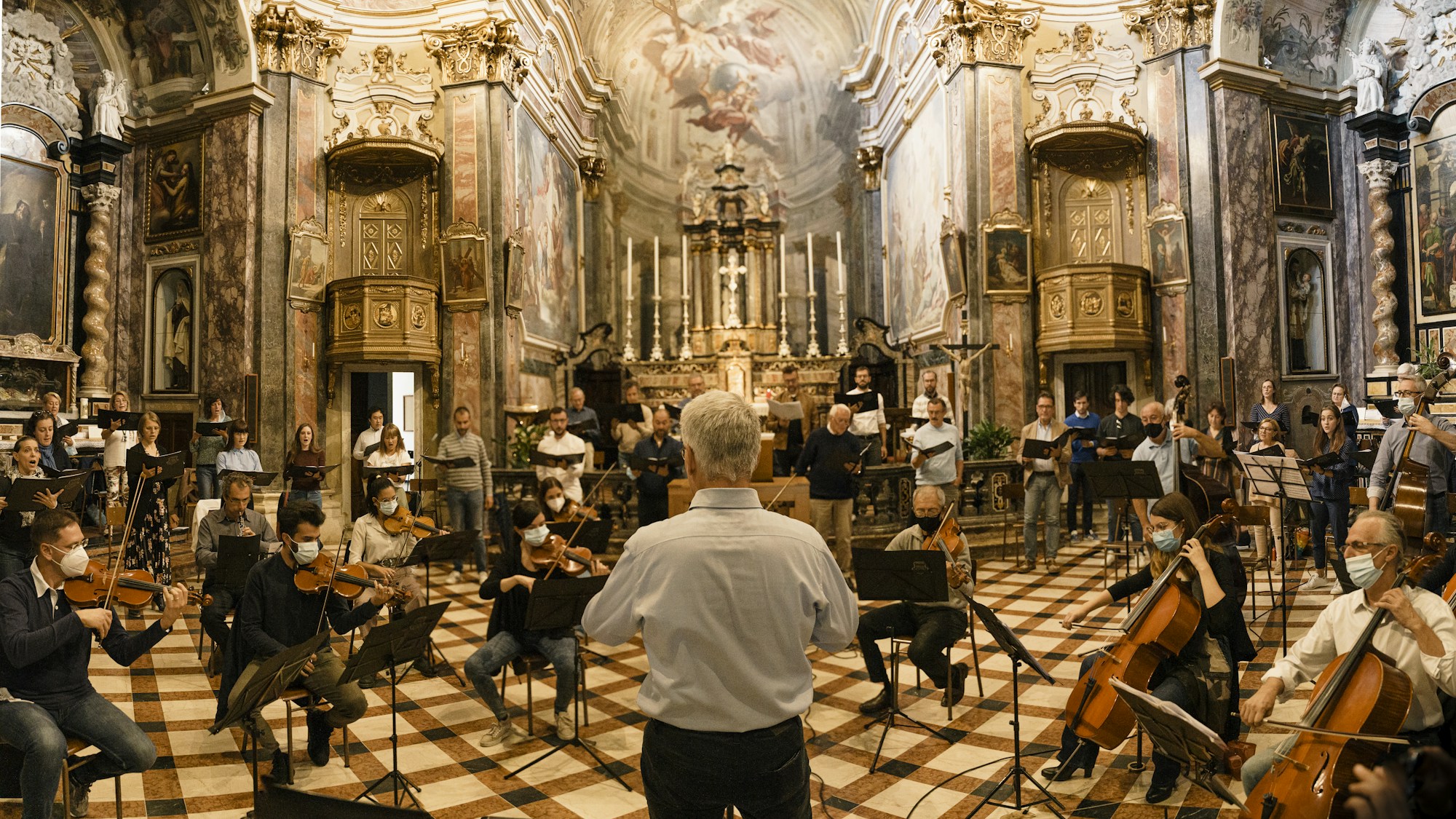 Scène d'opéra illuminée lors d'une représentation en soirée