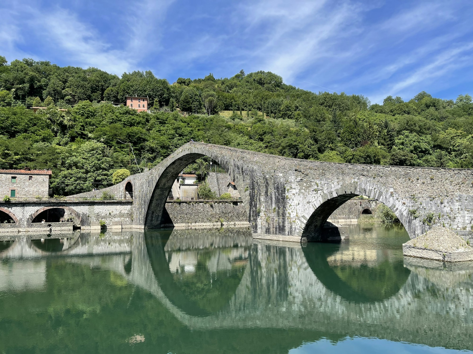 Le Ponte delle Torri de Spolète, aqueduc médiéval de 236 mètres enjambant la vallée ombro-apennine