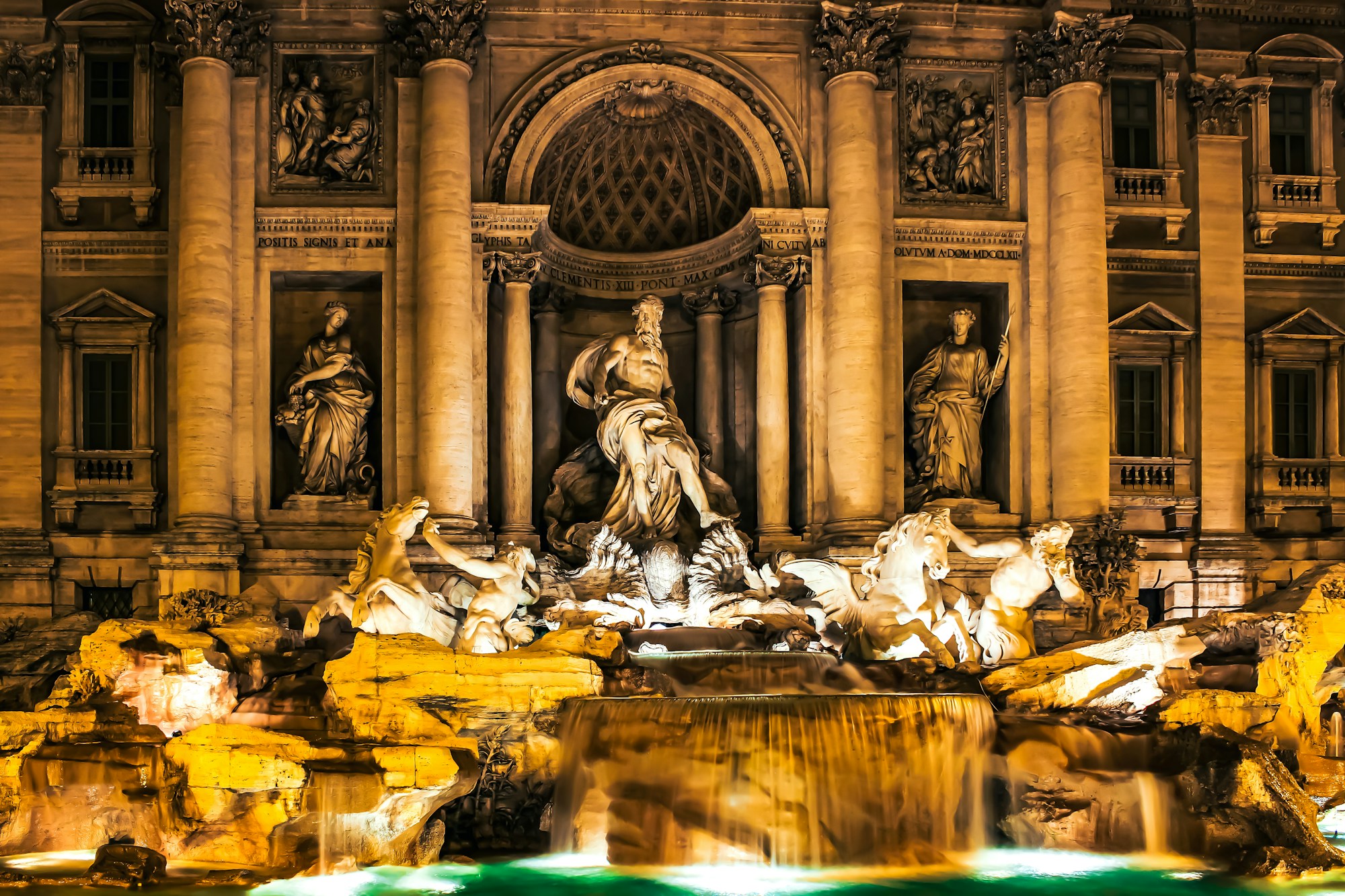 Der beleuchtete Trevi-Brunnen bei Nacht in Rom