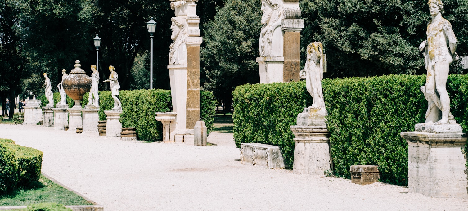 Jardins de la Villa Borghèse à Rome avec la façade du musée en arrière-plan