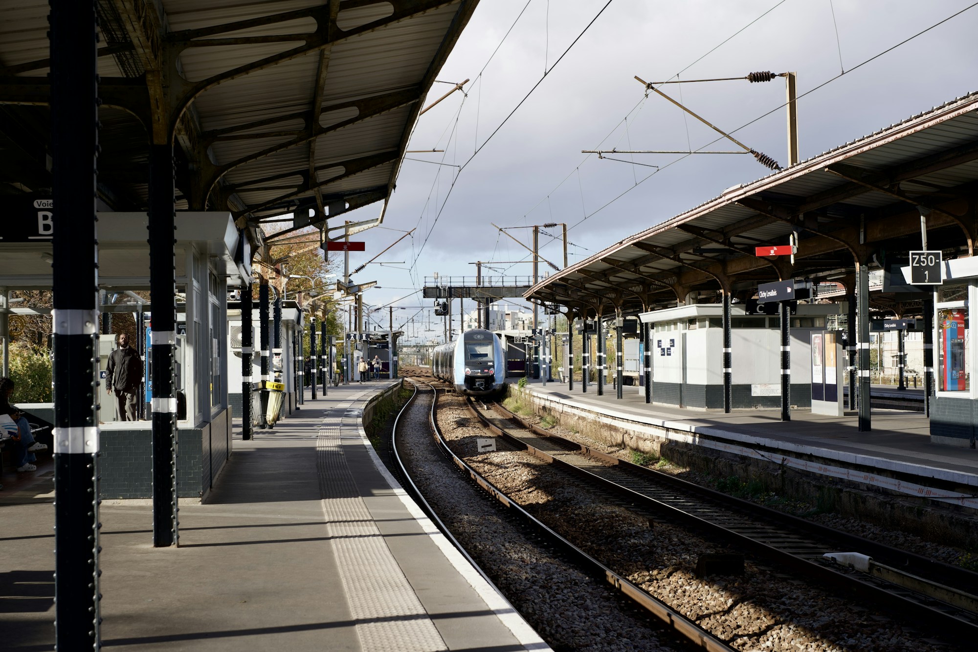 Quai de gare en Bretagne, accès en train vers Carhaix pour le festival