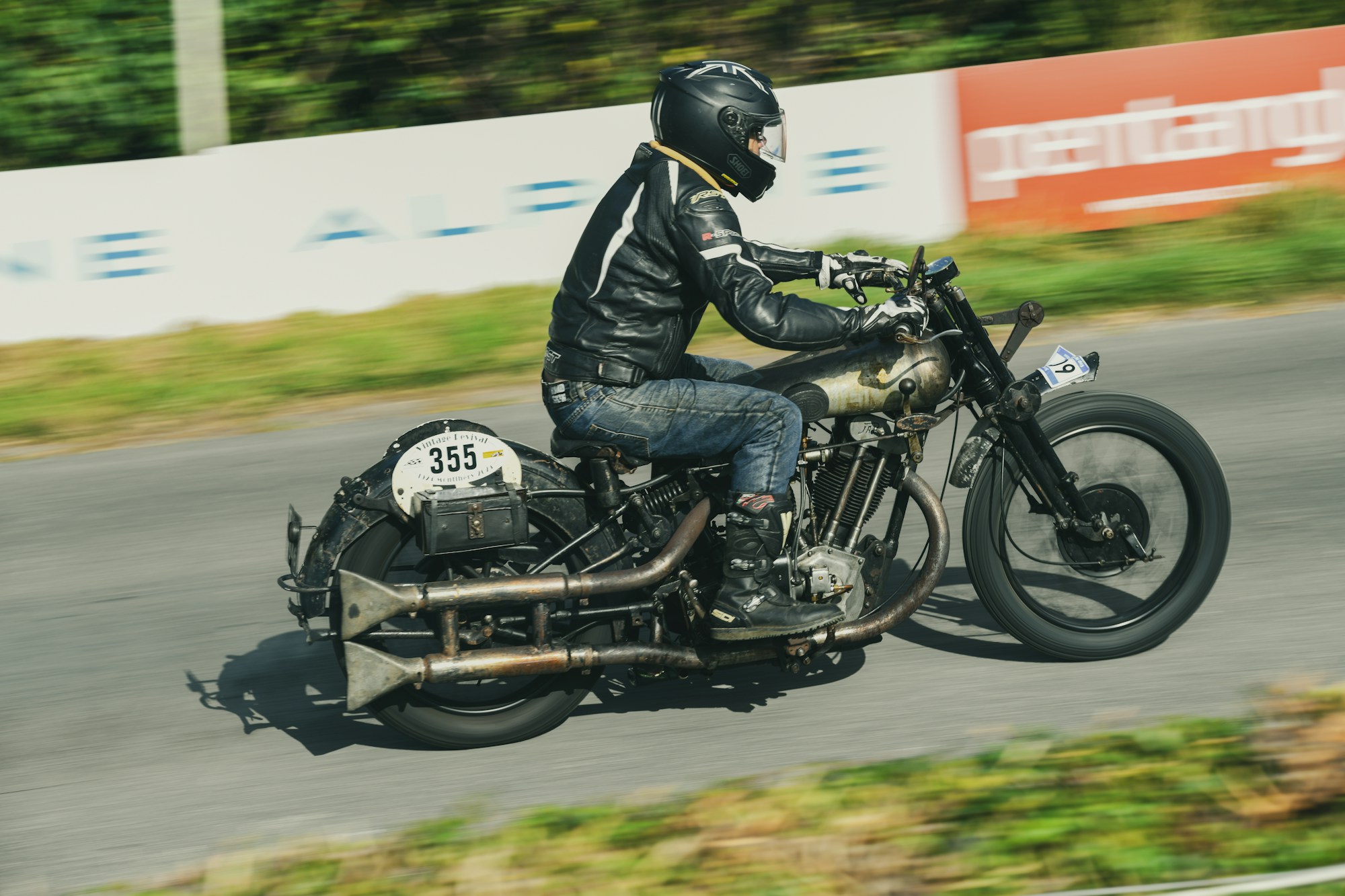 Moto de Grand Prix vintage en démonstration lors d'un événement historique