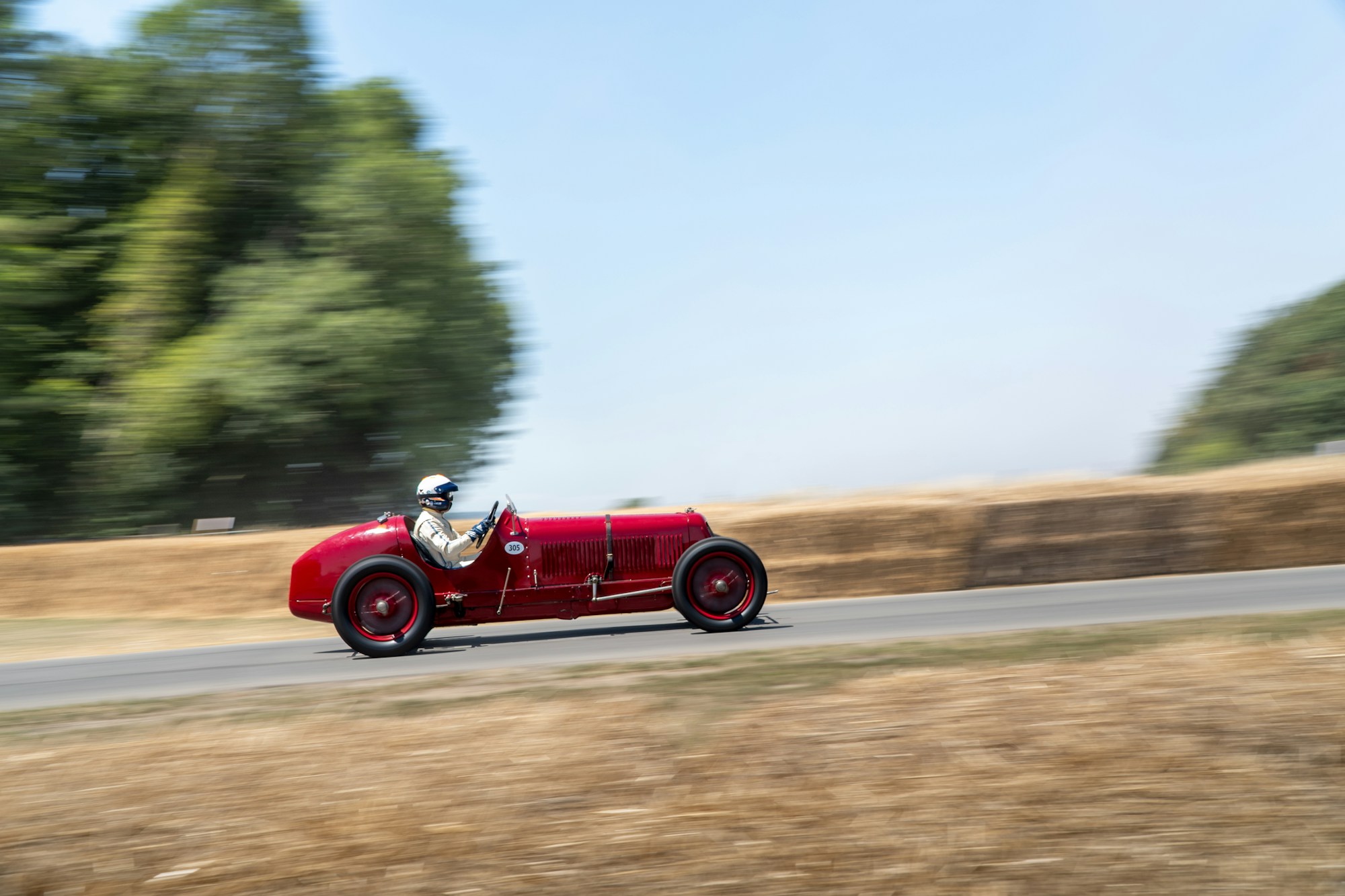 Public nombreux lors d'un événement de course automobile en été en Angleterre