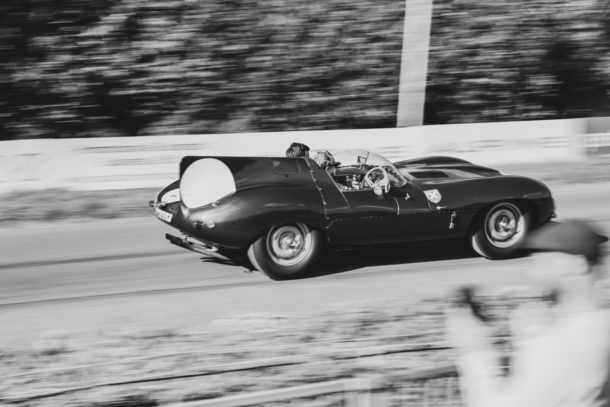 Voiture de course historique sur circuit lors d'un événement de motorsport classique