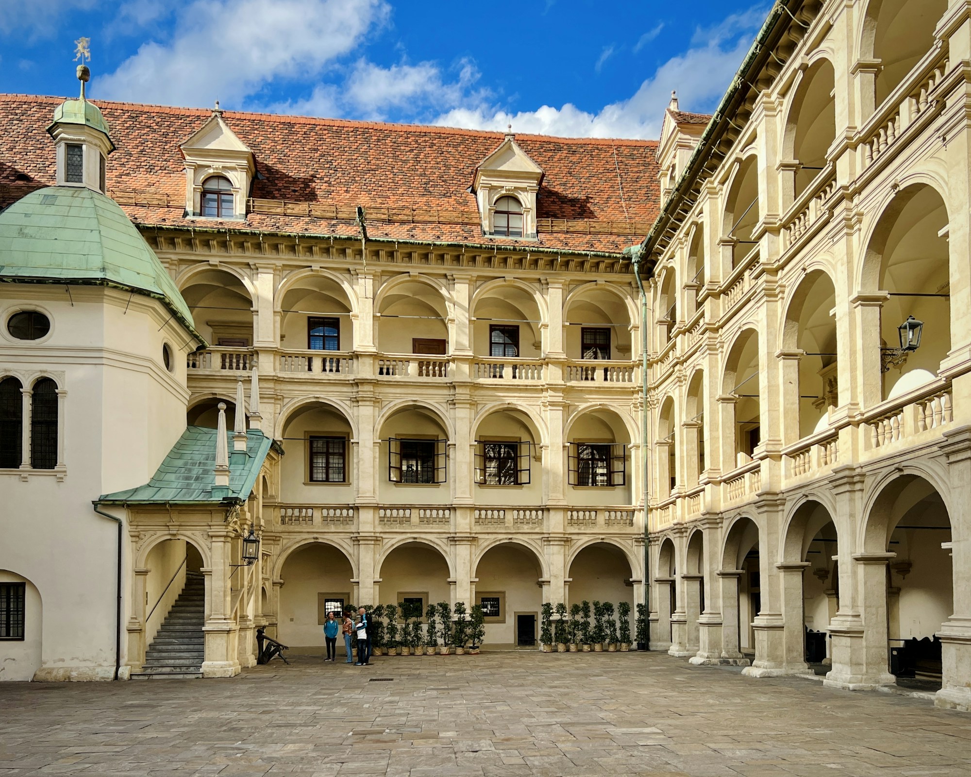 Centre historique de Graz en Autriche, vue sur la vieille ville et le Schlossberg