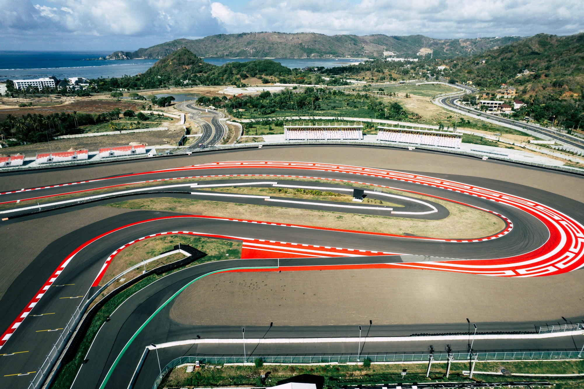 Vista aerea della curva Eau Rouge-Raidillon al circuito di Spa-Francorchamps, salita spettacolare