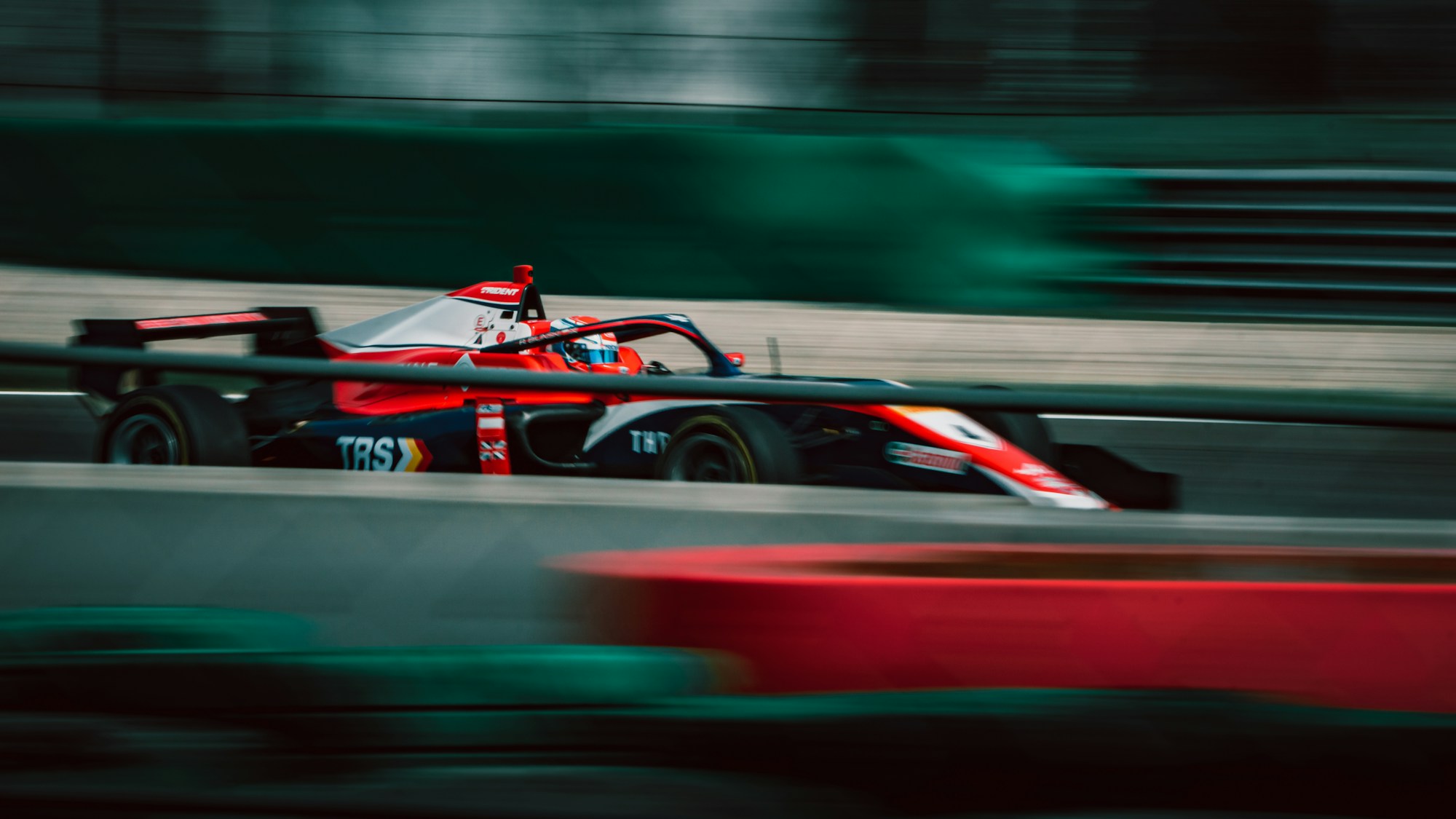 Monoposto di Formula 1 ad alta velocità nelle curve di Spa-Francorchamps, Ardenne belghe