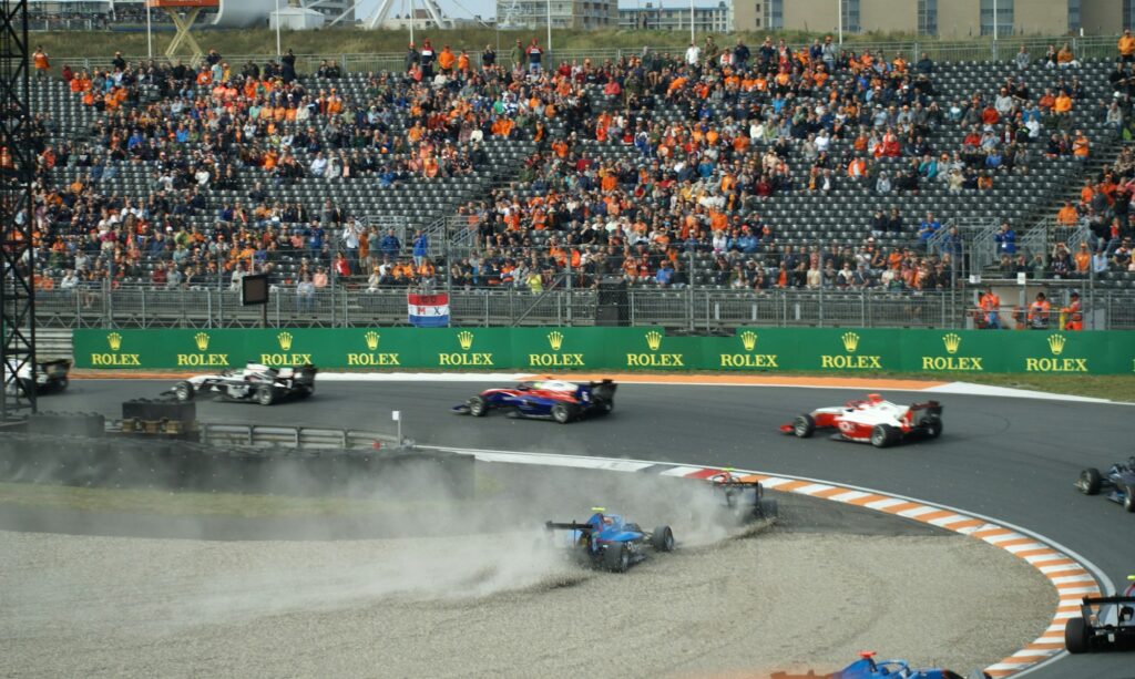 Grand Prix de Grande-Bretagne de Formule 1 à Silverstone, tribunes et monoplaces sur piste