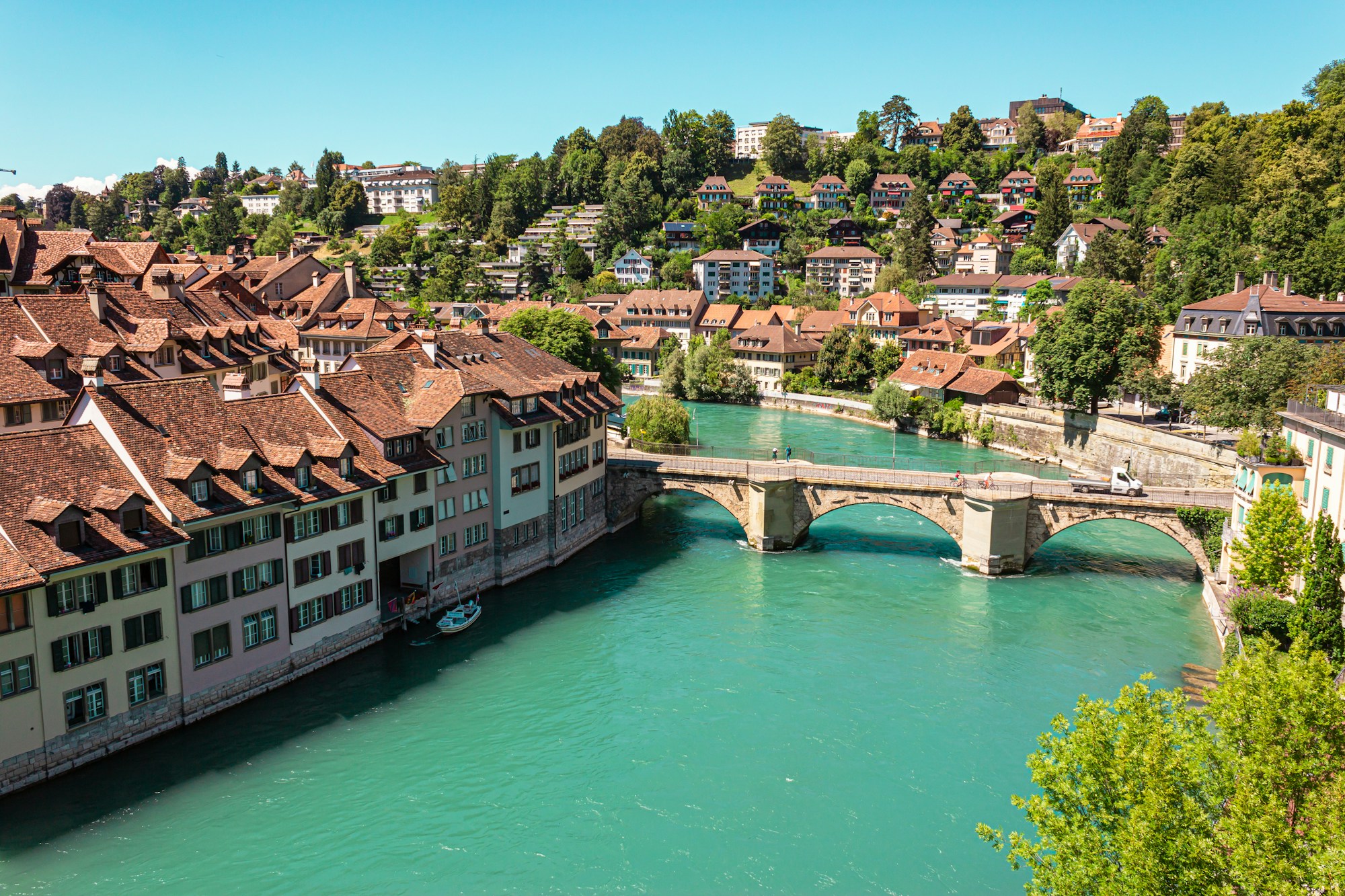 Vista aérea de la ciudad vieja de Berna y el río Aare desde la colina del Gurten