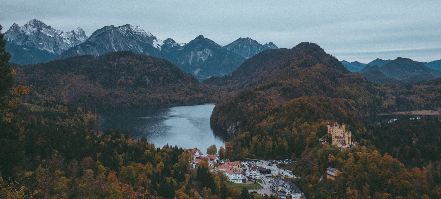 Pueblo de Hohenschwangau al pie del castillo de Neuschwanstein en Baviera