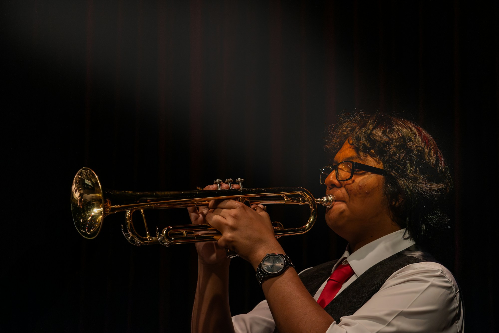 Jazztrompeter bei einem Konzert in dramatischer Beleuchtung, Hommage an die Ära von Miles Davis