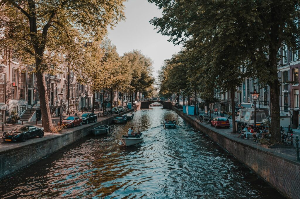 Canal du Jordaan a Amsterdam avec facades de maisons du XVIIe siecle et marche de rue