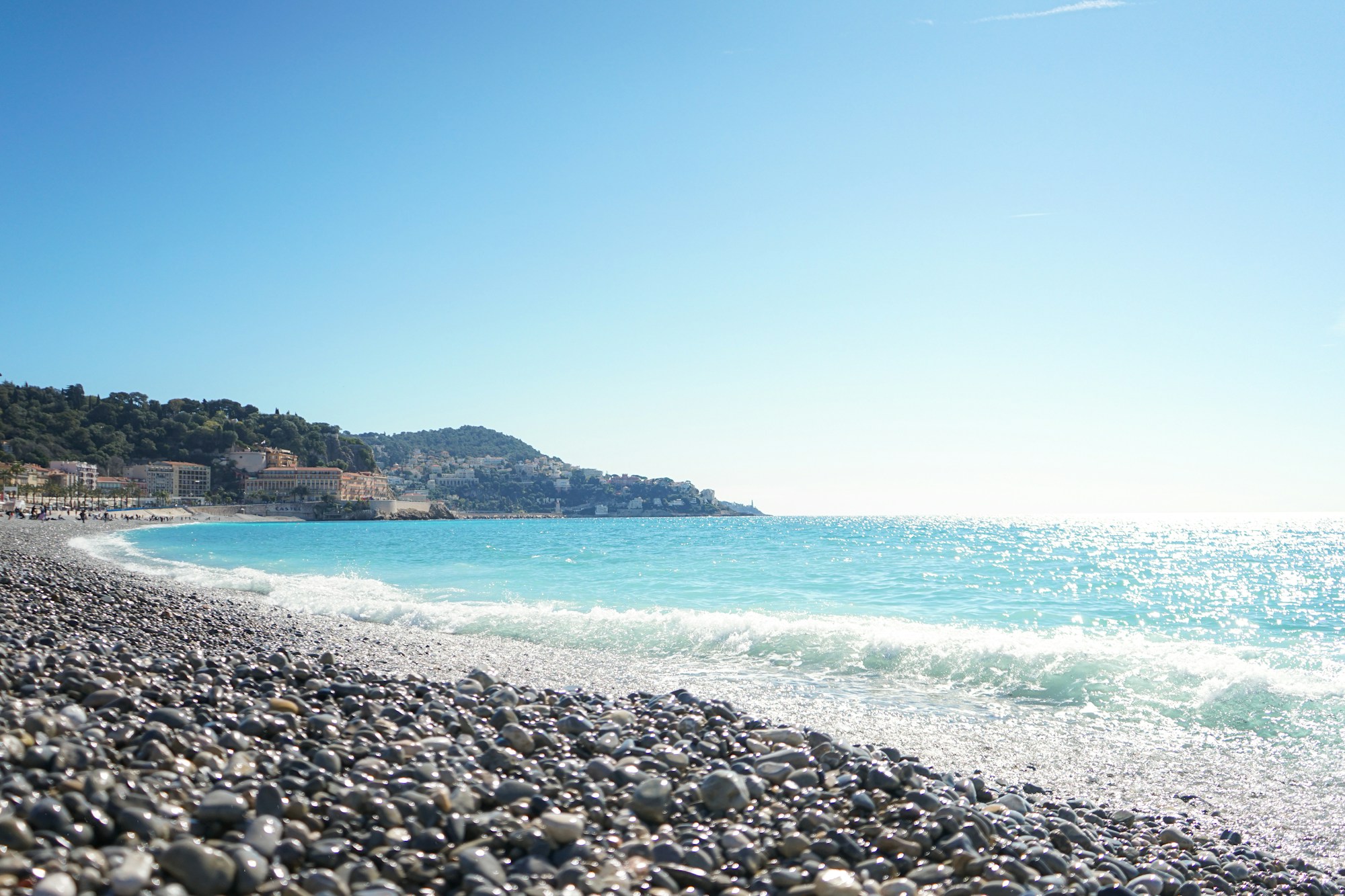 Die Côte d'Azur im Sommer, Sandstrand und türkisblaues Meer in Juan-les-Pins