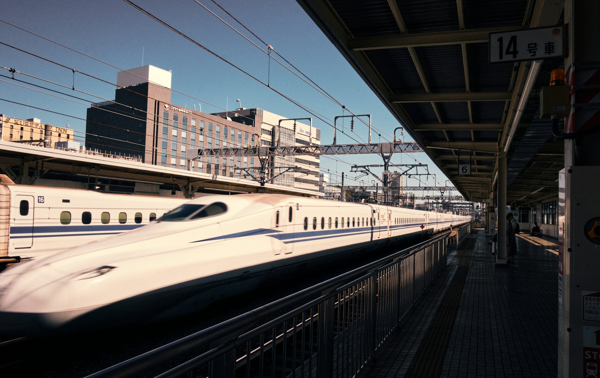 Kyotoer Bahnhof mit Reisenden und Shinkansen für die Anreise zum Gion Matsuri 2026