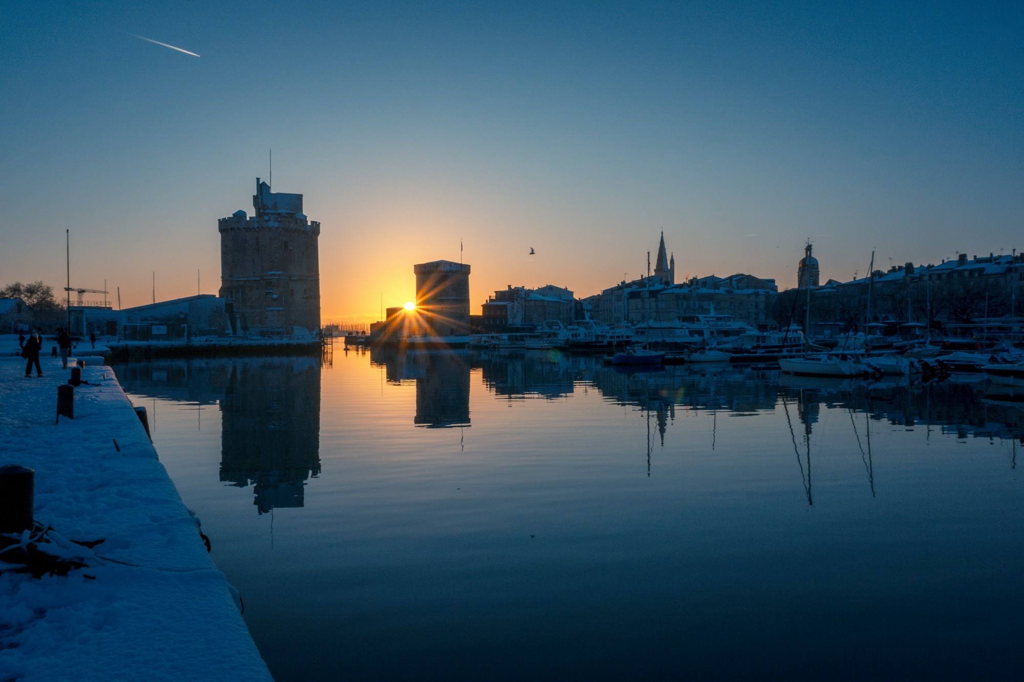 Le Vieux-Port de La Rochelle avec ses tours médiévales et ses bateaux