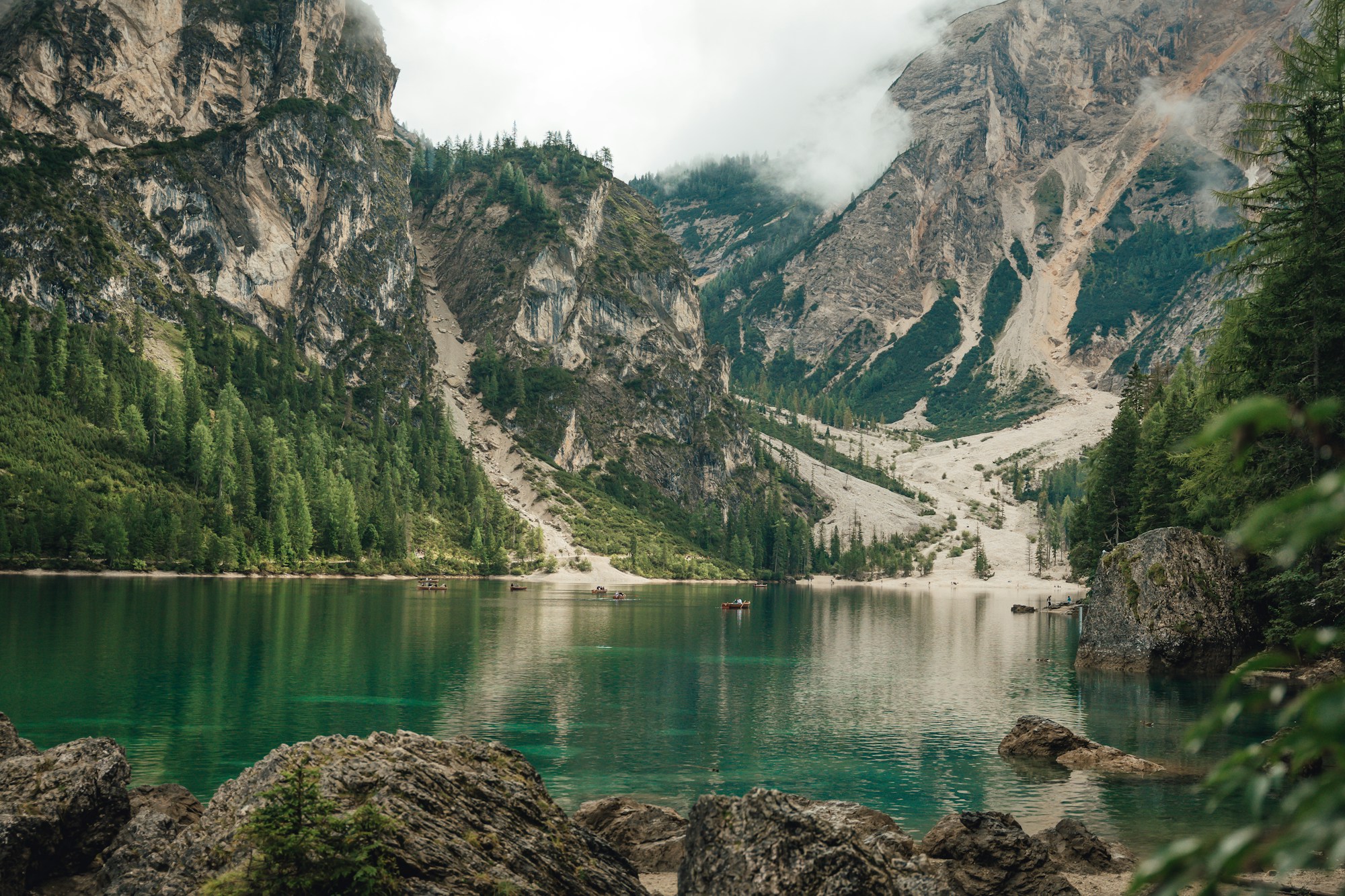 Der Pragser Wildsee (Lago di Braies) eingebettet in die Dolomiten Südtirols