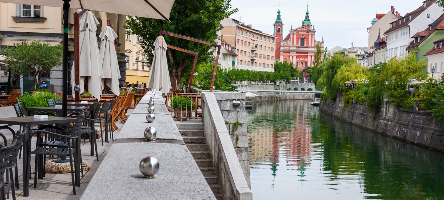 Terrasses de café le long de la rivière Ljubljanica dans la vieille ville de Ljubljana