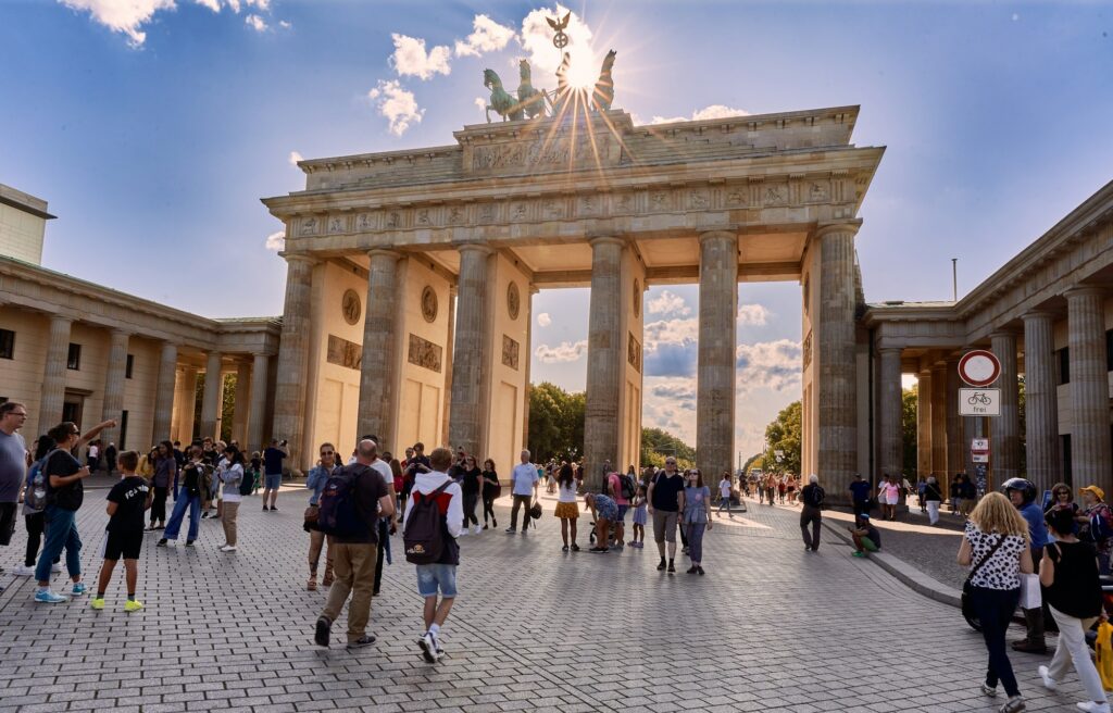 La Porte de Brandebourg à Berlin sous le soleil d'été, symbole de la capitale allemande