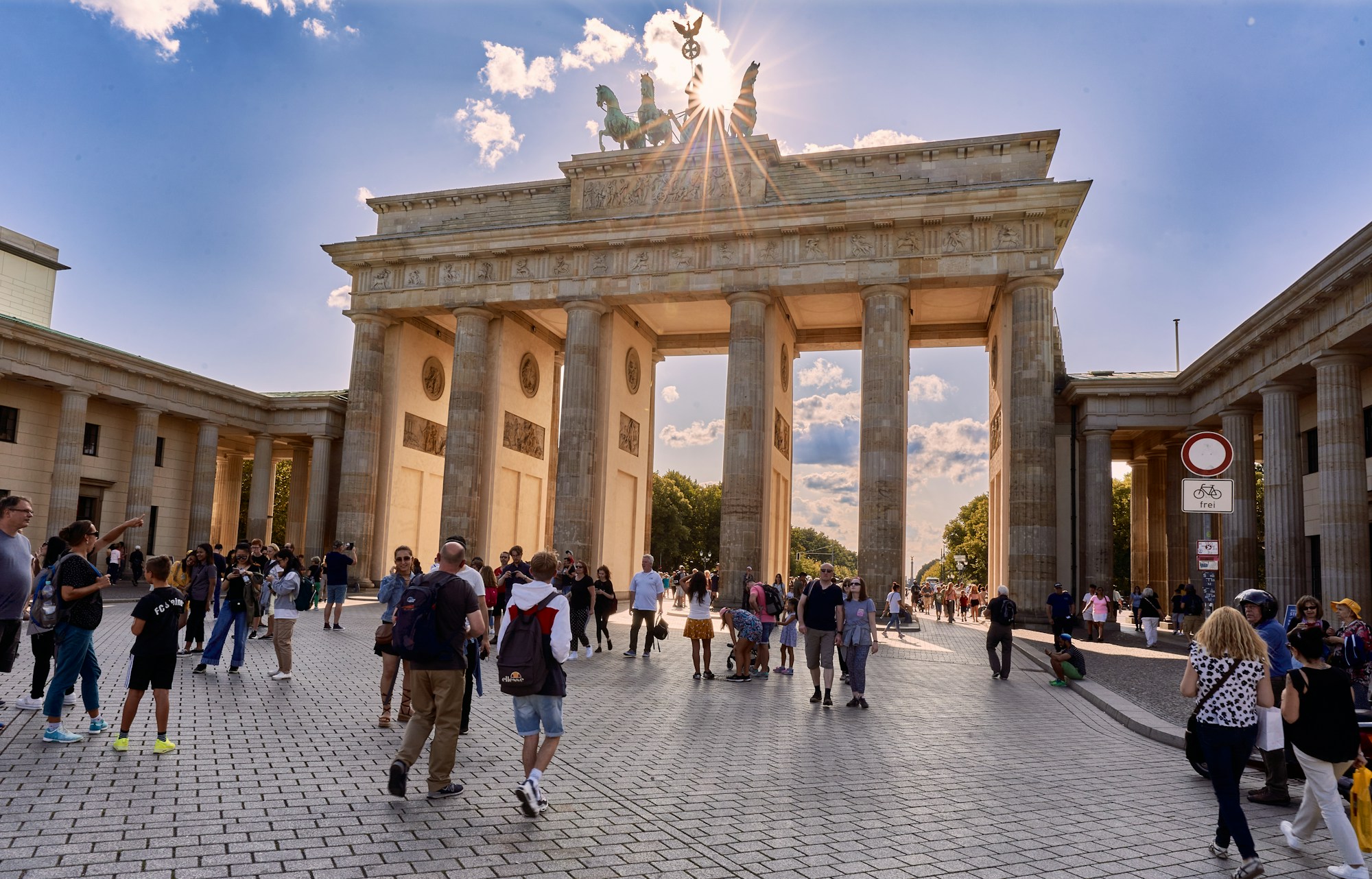 Das Brandenburger Tor in Berlin im Sommersonnenschein, Wahrzeichen der deutschen Hauptstadt