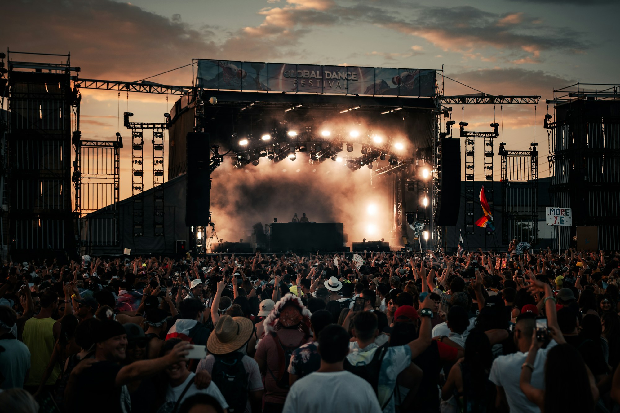 Festivalbesucher bei einem Open-Air-Konzert in der Sommersonne und Hitze