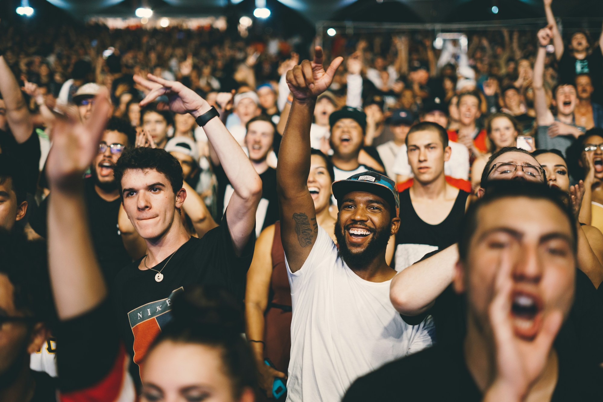 Festivalbesucher am Eingang eines großen Open-Air-Musikfestivals