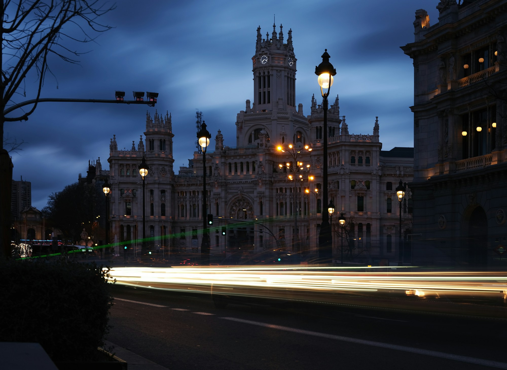 Gran Vía in Madrid bei Nacht mit Leuchtreklamen und Art-déco-Architektur