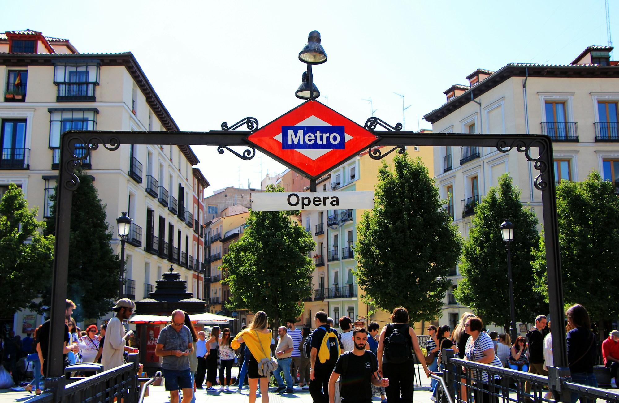U-Bahnstation in Madrid mit Fahrgästen auf dem Bahnsteig