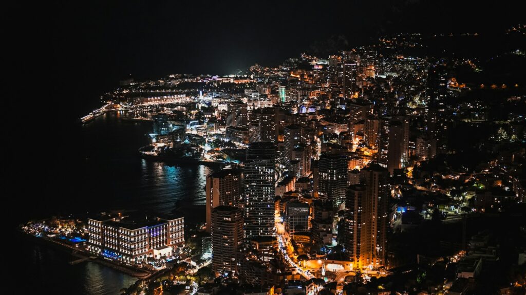 Vue nocturne de la Principauté de Monaco illuminée sur la Méditerranée