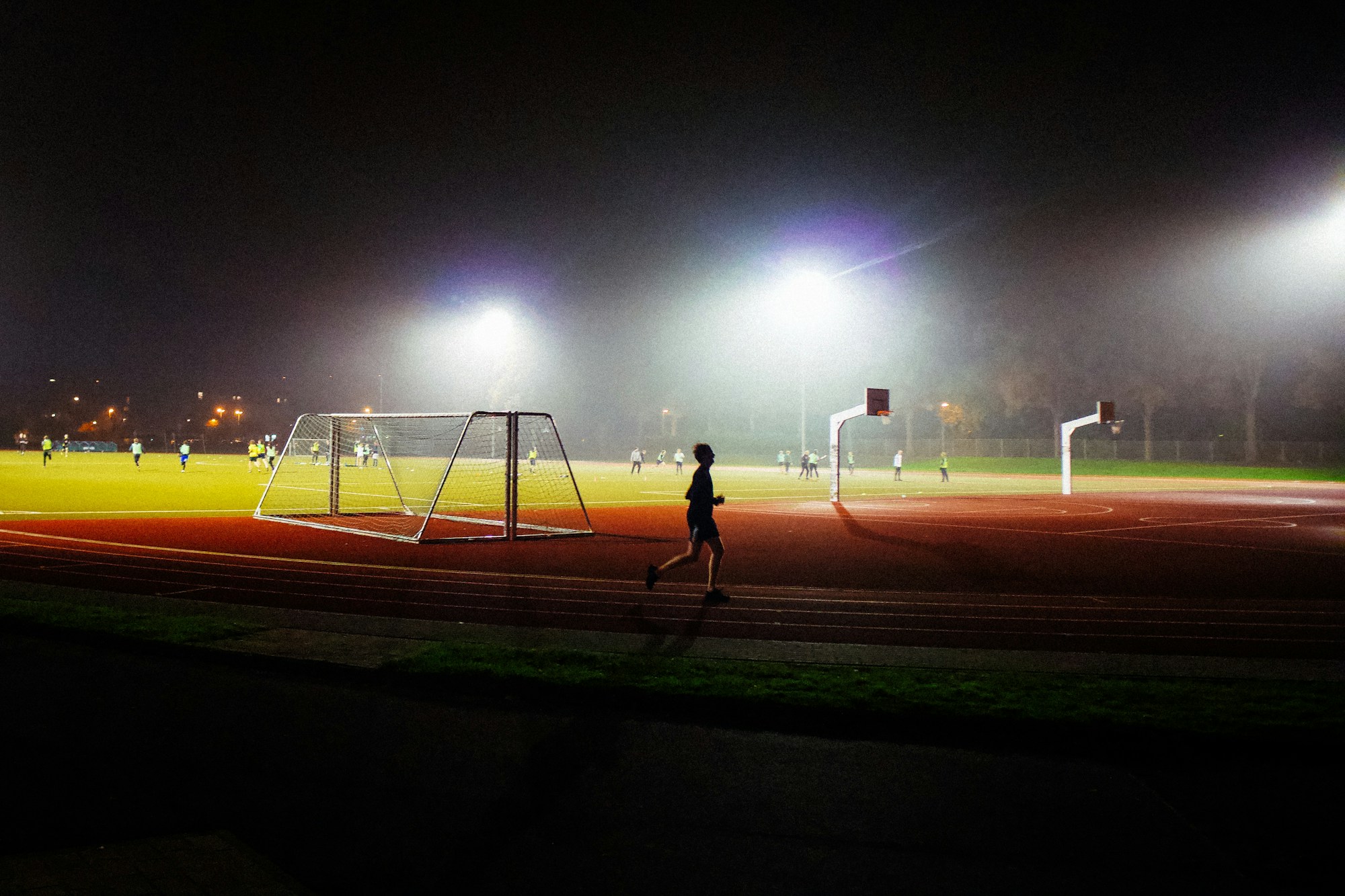 Stabhochspringer beim Wettkampf bei einer Leichtathletikveranstaltung am Abend