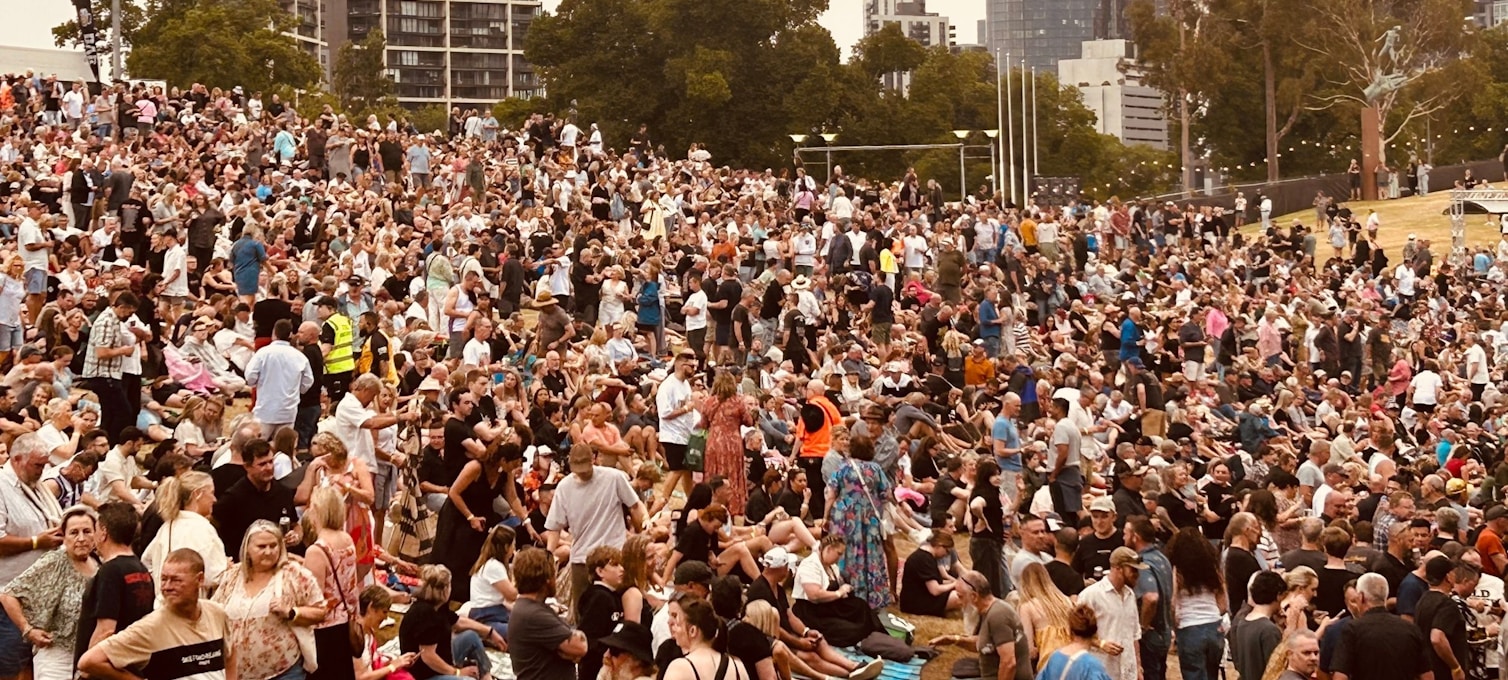 Ippodromo di Flemington a Melbourne durante il Cup Carnival con folla elegante sulle tribune