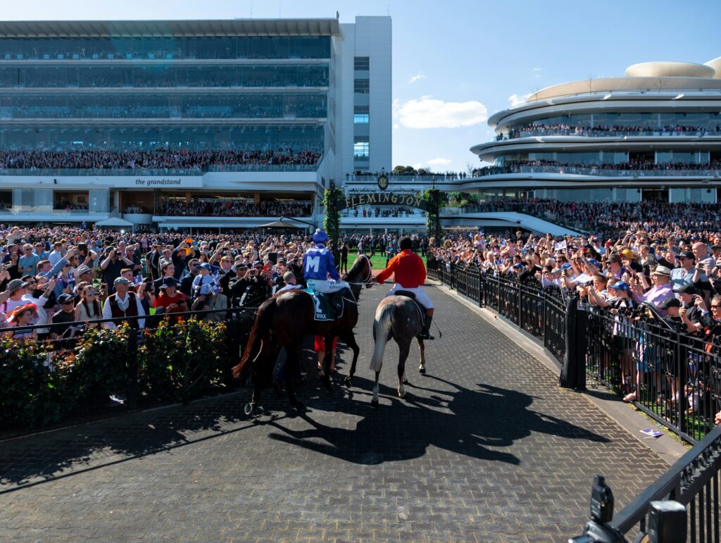 Hippodrome de Flemington a Melbourne lors du Melbourne Cup Carnival avec foule elegante