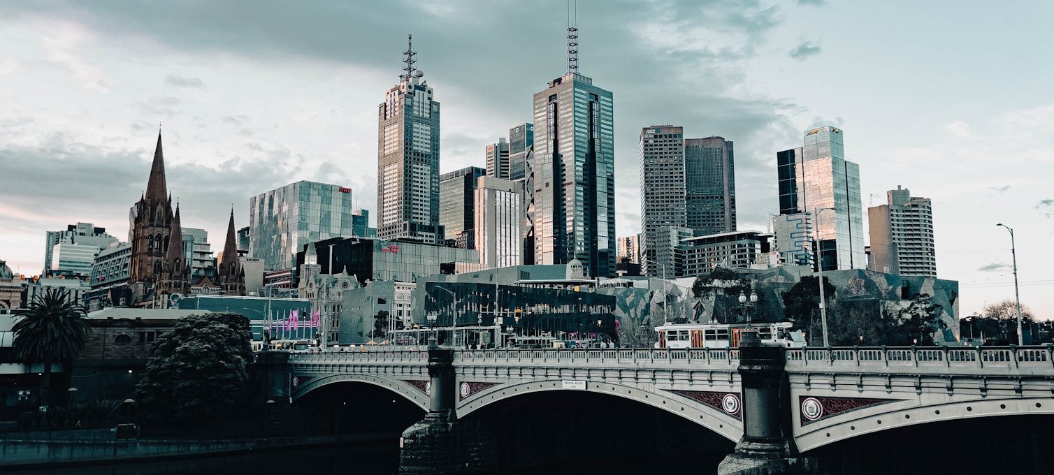 Skyline di Melbourne dallo Yarra River in primavera australiana a novembre