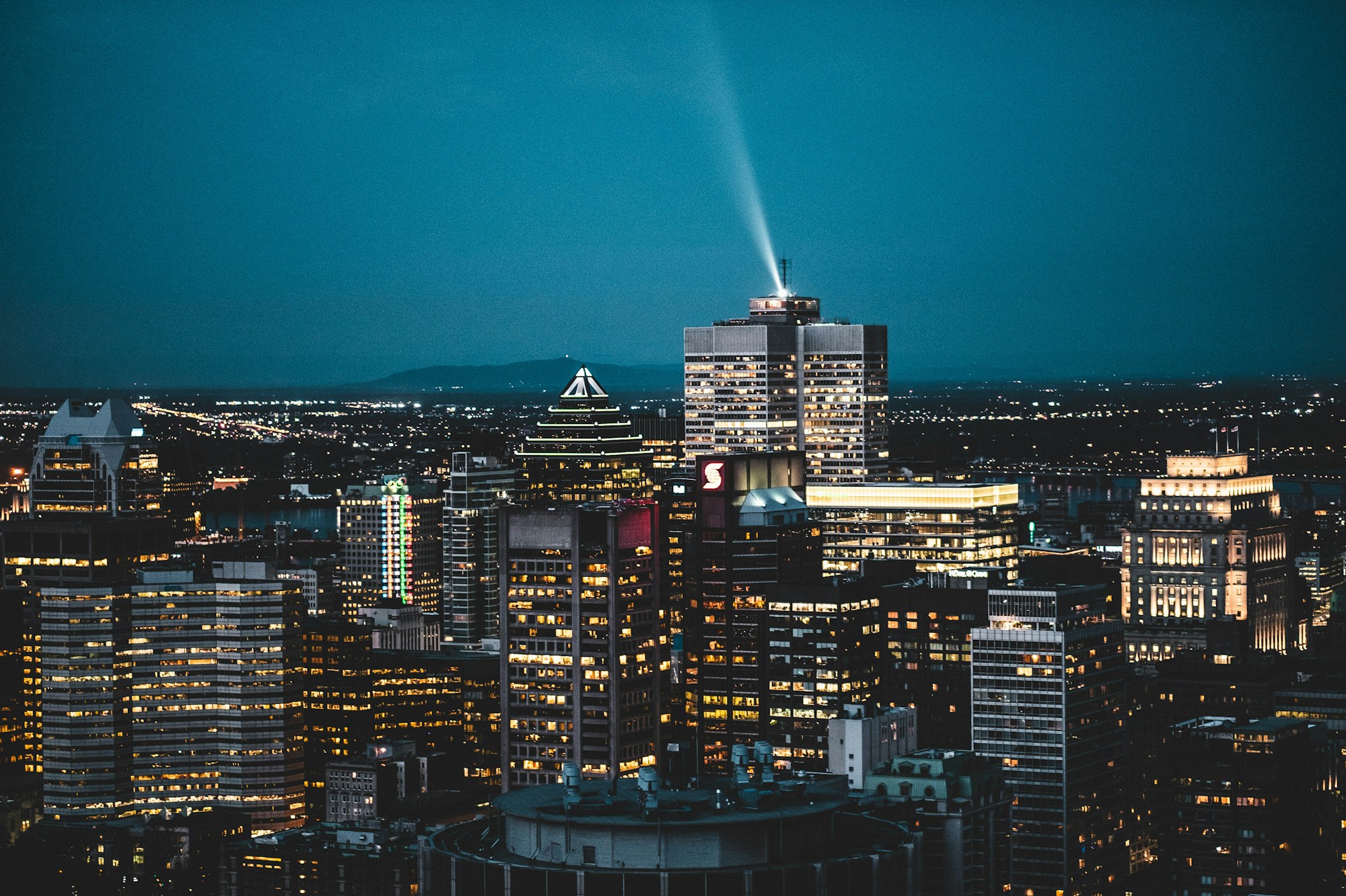 Nächtliches Panorama von Montréal im Sommer vom Mont-Royal aus, Lichter der Stadt